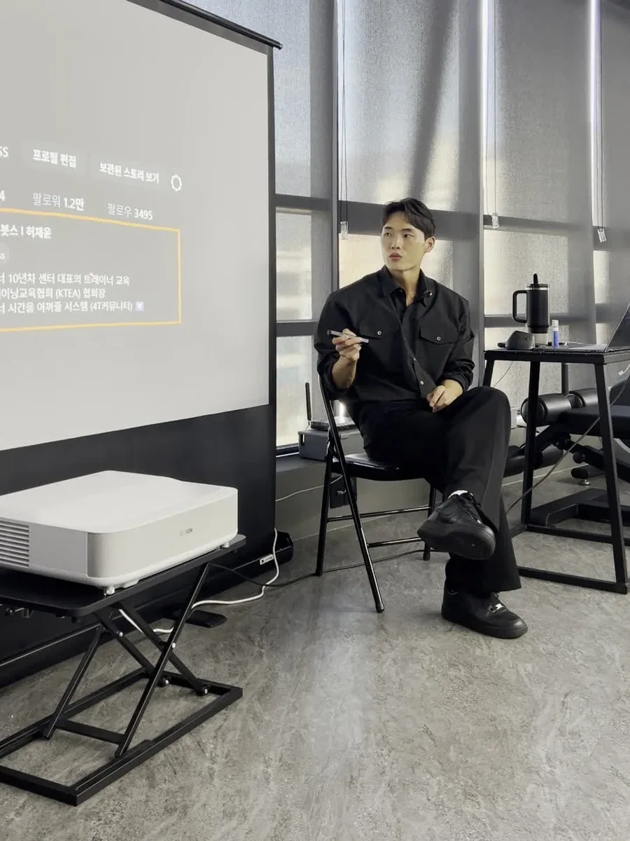 세미나에서 질문에 답하는 허재윤